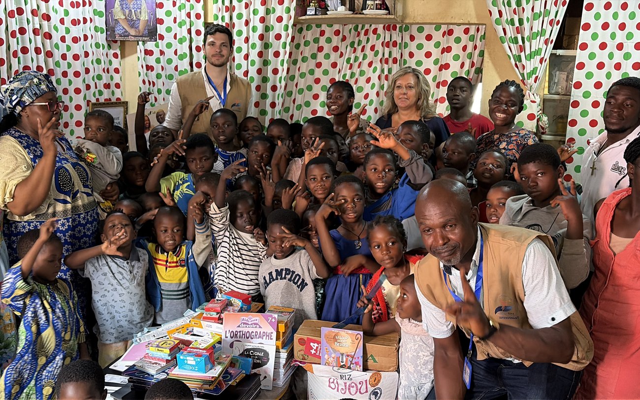 Remise de matériel scolaire aux enfants de l'orphelinat Sainte Rita