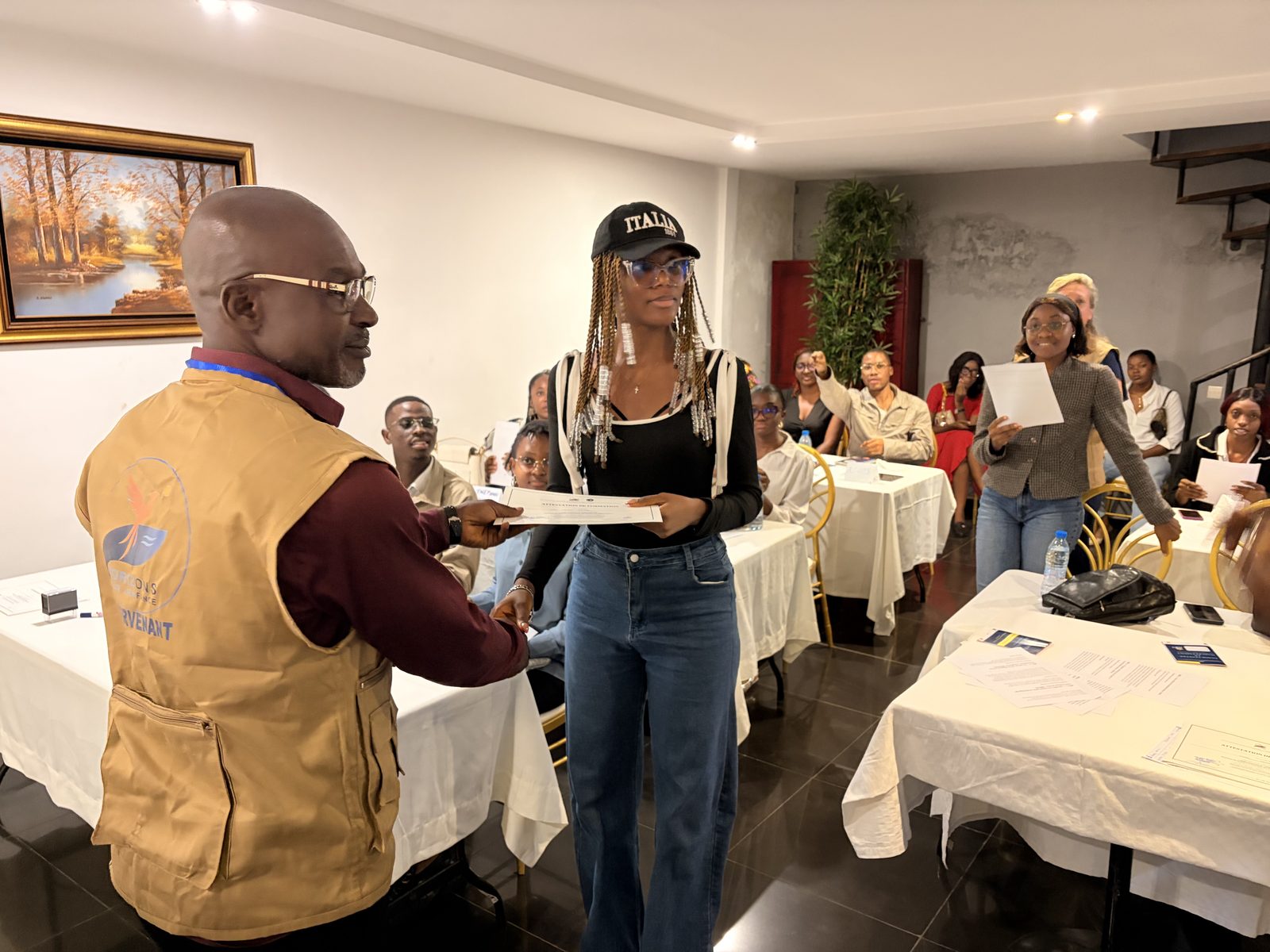 Remise d'une attestation de formation à une participante