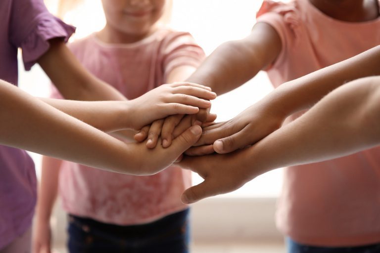 Mains d'enfants réunies, symbole du travail collectif