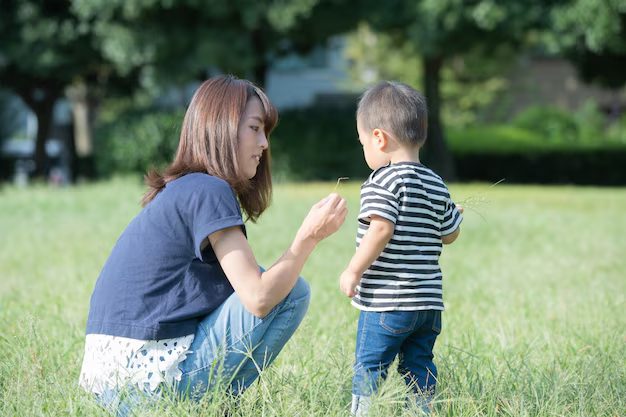 Une mère échangeant avec son enfant