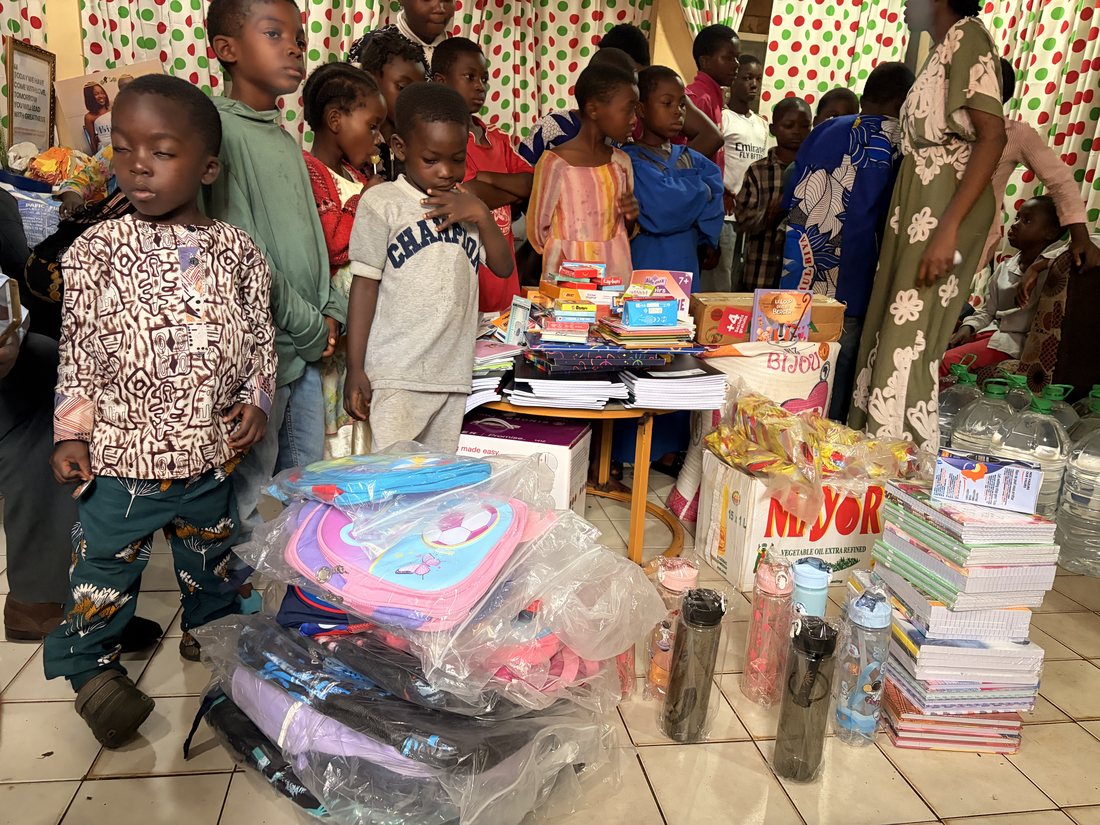 Fournitures scolaires distribuées aux enfants de Sainte Rita
