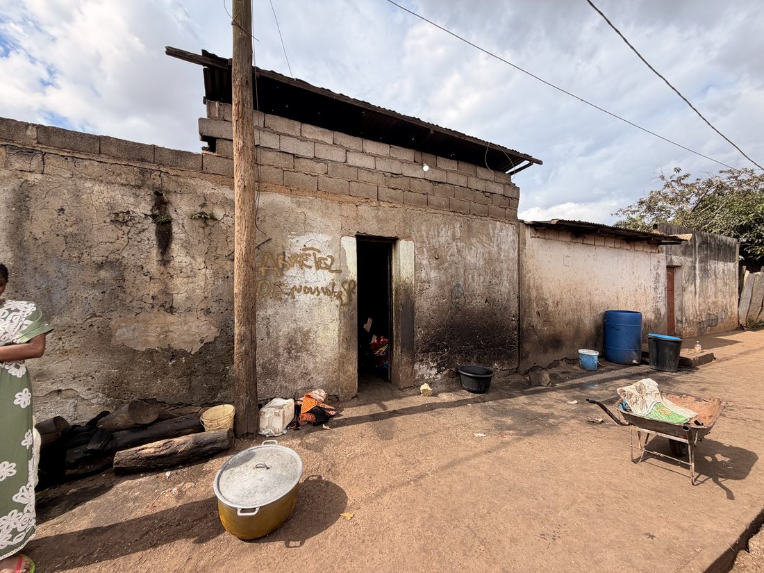 Mur endommagé par des actes de vandalisme près de l'orphelinat